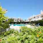 Townhouse With Communal Pool 빌라 카르보에이루