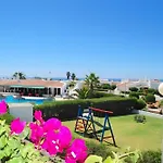 Townhouse With Communal Pool 빌라 *