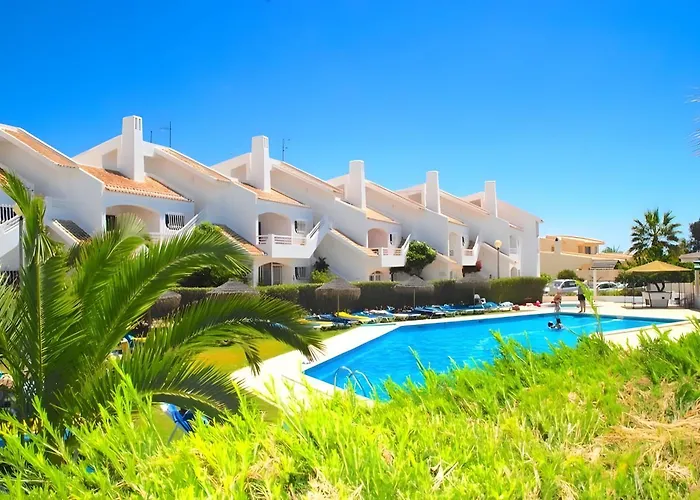 Townhouse With Communal Pool